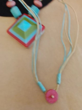 Collari in pietra multicolore