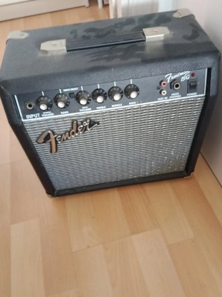 Guitarra Fender Squier + Amplificador Frontman