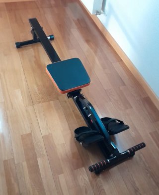 Máquina de remo negra y naranja