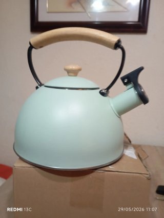 Tetera verde metal y madera nueva