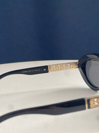 Gafas de sol Chanel negras y doradas