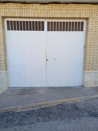 Puerta de garaje/almacén blanca