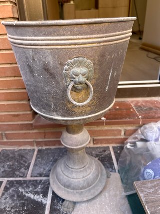 Cubeta Macetero Antiguo Metal León