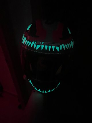 Casco de moto LS2 con diseño de tiburón