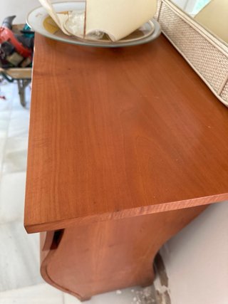Cómoda de madera con diseño curvo