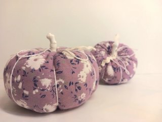 2 Calabazas de tela violeta y flores blancas