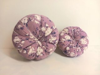 2 Calabazas de tela violeta y flores blancas