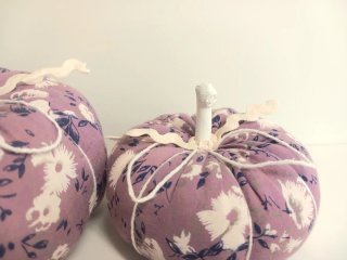 2 Calabazas de tela violeta y flores blancas