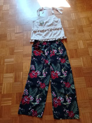 Set playero tropical top blanco y pantalón fluido.