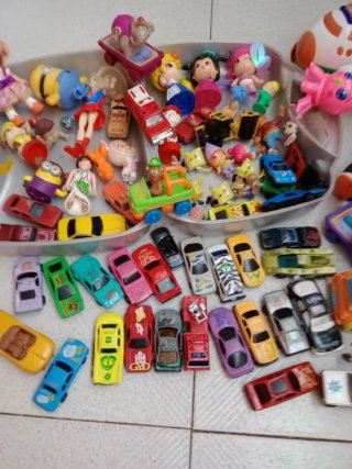 Lote de juguetes variados ,con un maletín incluido