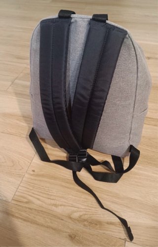 Mochila Eastpak gris con estampado