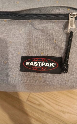 Mochila Eastpak gris con estampado