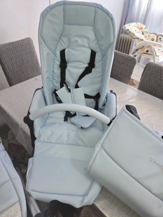 Cochecito de bebé azul con accesorios