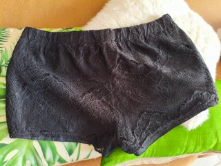 Pantalón corto negro encaje mujer.