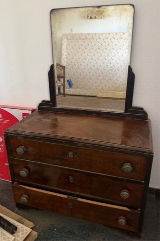 Cómoda de madera con espejo