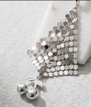 Pendientes largos plata con logo cereza Pacha