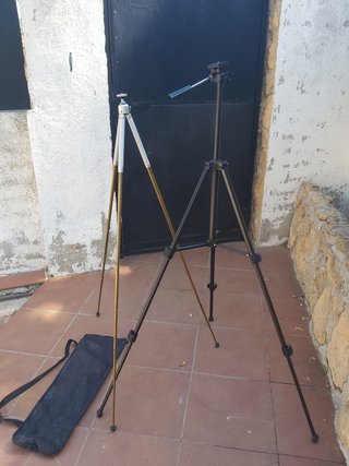 2 Trípodes para cámara de fotos.