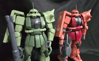 Bandai Mega Size 1/48 Zaku verde e rosso