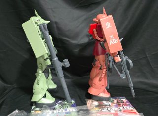 Bandai Mega Size 1/48 Zaku verde e rosso