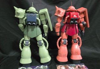 Bandai Mega Size 1/48 Zaku verde e rosso