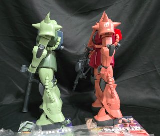 Bandai Mega Size 1/48 Zaku verde e rosso