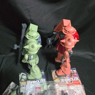 Bandai Mega Size 1/48 Zaku verde e rosso