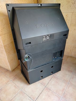 Televisor Sony vintage con mueble integrado