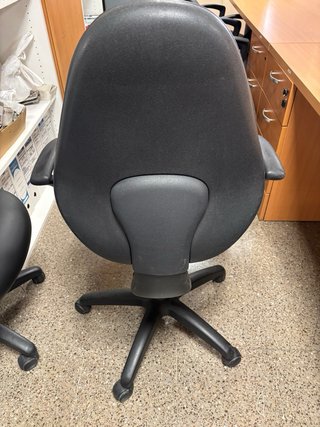 Silla de oficina ergonómica negra