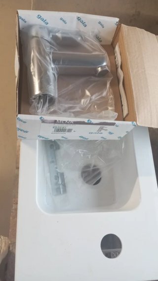 Mini lavabo con grifo