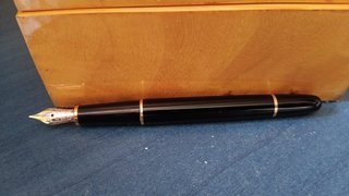 Penne Montblanc nere con dettagli dorati