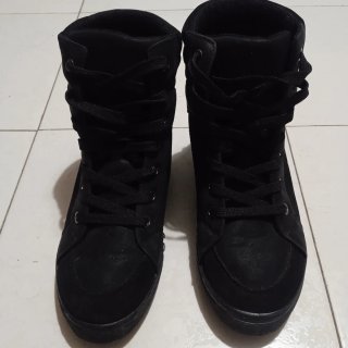 Zapatillas bota con cuña negras. Talla 39
