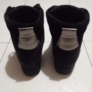 Zapatillas bota con cuña negras. Talla 39