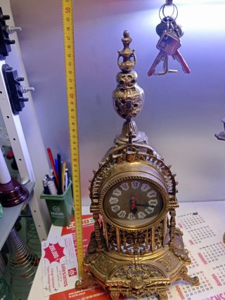 Reloj de sobremesa de bronce antiguo