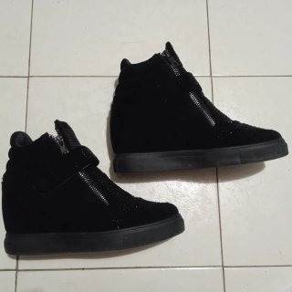 Zapatillas de bota con cuña negras. Talla 39