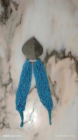 Collar azul con colgante plateado
