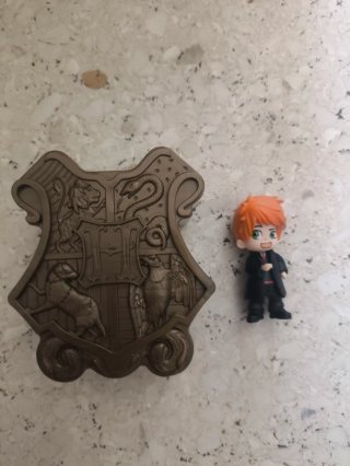 Figura Harry Potter y Escudo Hogwarts