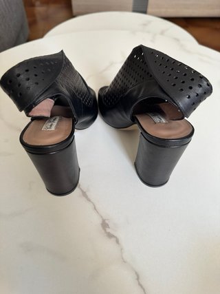 Tacones negros con perforaciones de piel