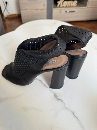 Tacones negros con perforaciones de piel