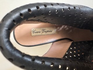 Tacones negros con perforaciones de piel