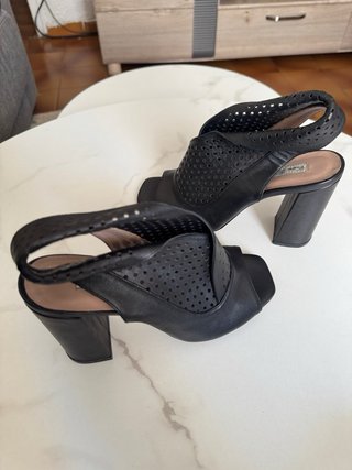 Tacones negros con perforaciones de piel