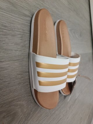 Chanclas Adidas doradas y blancas talla 40.5