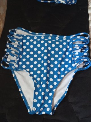 Bikini de lunares azul y blanco
