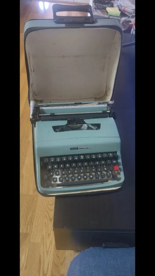 Olivetti Lettera 32 azul con maletín original.