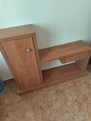 Mueble de madera con puerta y cajón