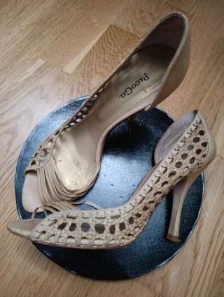 Sandalias Paco Gil Beige y Doradas