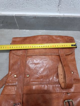 Mochila de cuero marrón