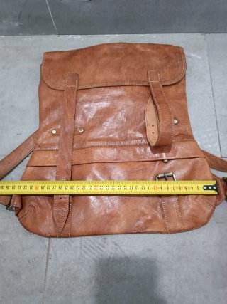 Mochila de cuero marrón