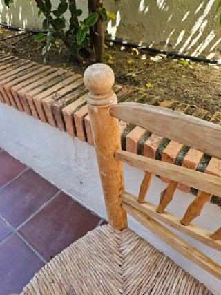Silla rústica antigua de madera ideal decoracion