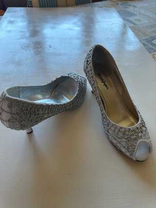 Zapatos de salón El Corte Inglés plateados