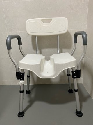 Silla de ducha regulable con reposabrazos